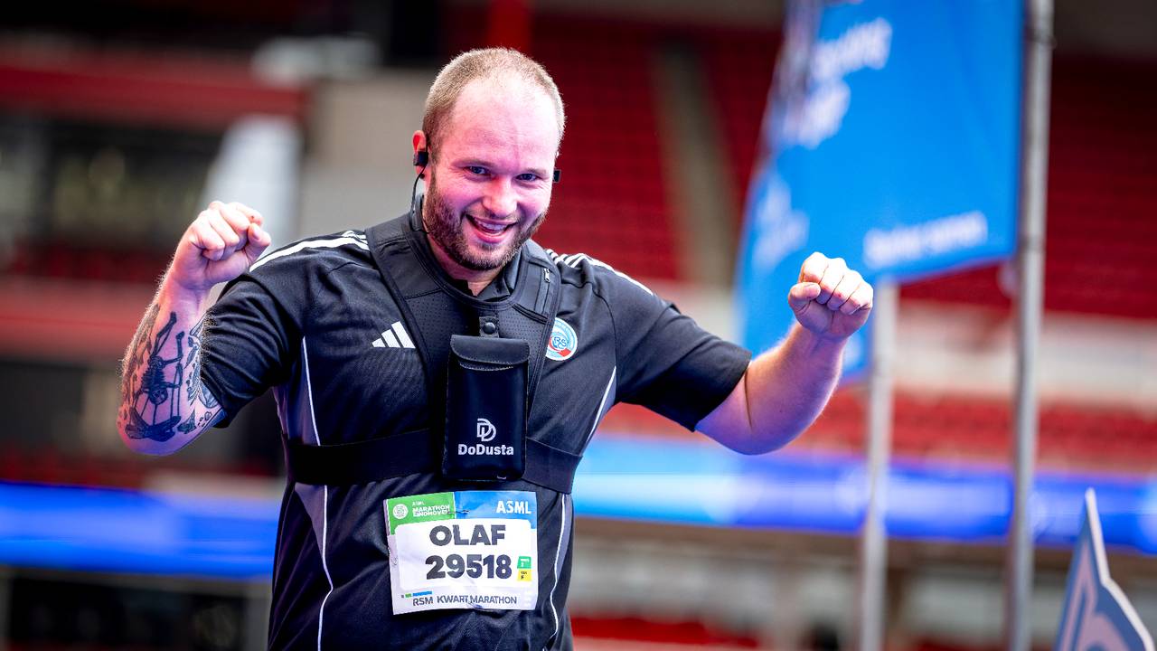 Juichend door het Philips Stadion tijdens de ASML Marathon Eindhoven (foto: Marcel van Dorst, Eye4images).
