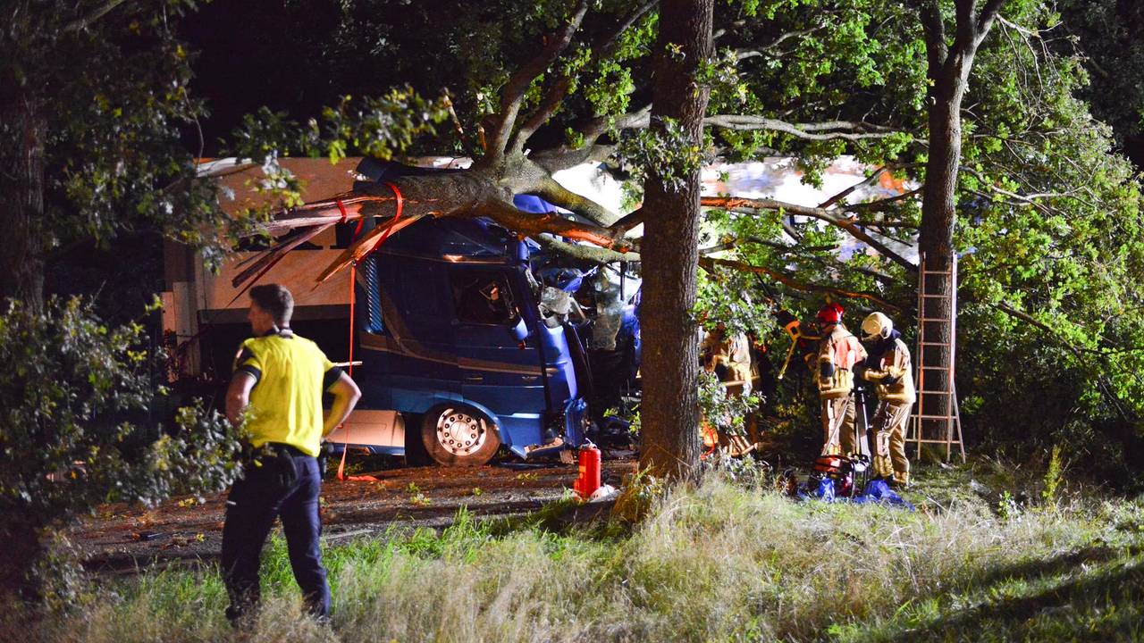 Man rijdt met zijn vrachtwagen een boom omver en raakt bekneld - Vimarsana News
