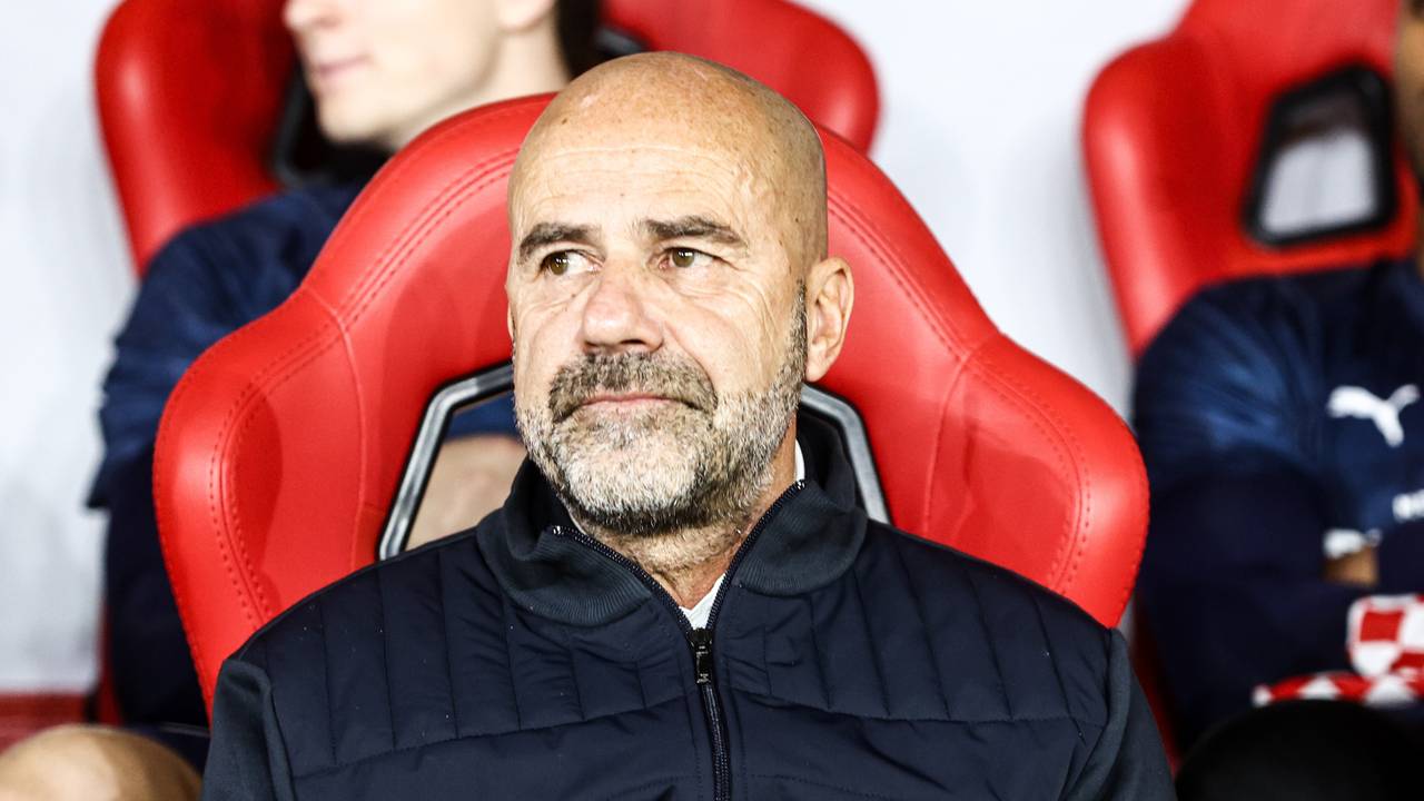 Peter Bosz op de bank tijdens Olympiakos - PSV (1-1) (Foto: ANP)