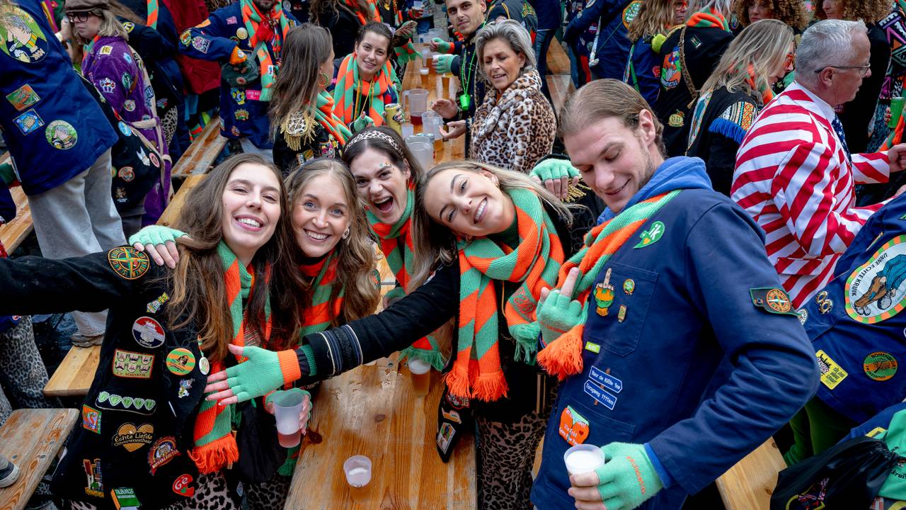 Zingen en biertjes drinken tijdens de cantus (foto: Eye4Images).