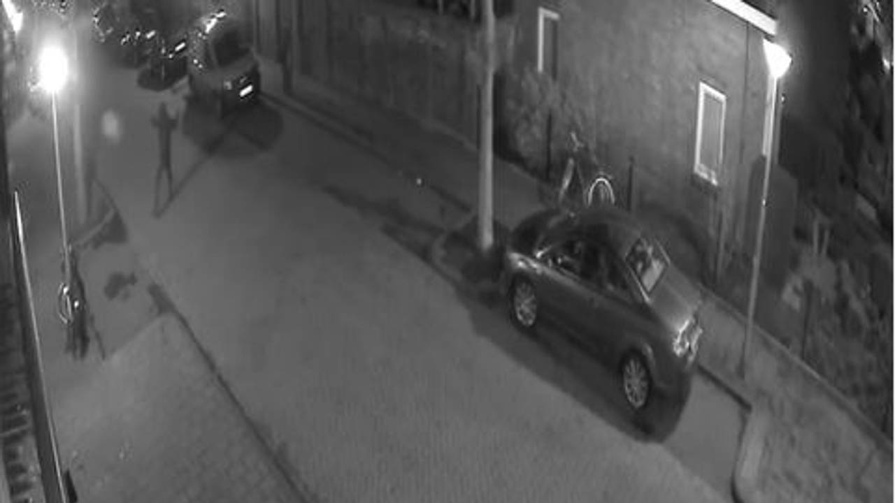 De ramen werden dinsdagnacht ingegooid.