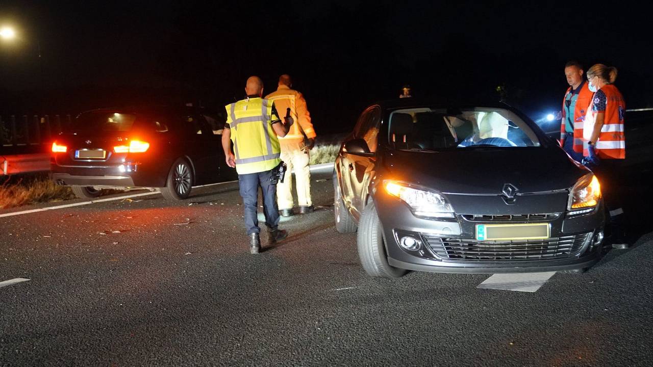 Puinhoop op A2 na ongelukken bij Maarheeze, snelweg uur lang dicht.