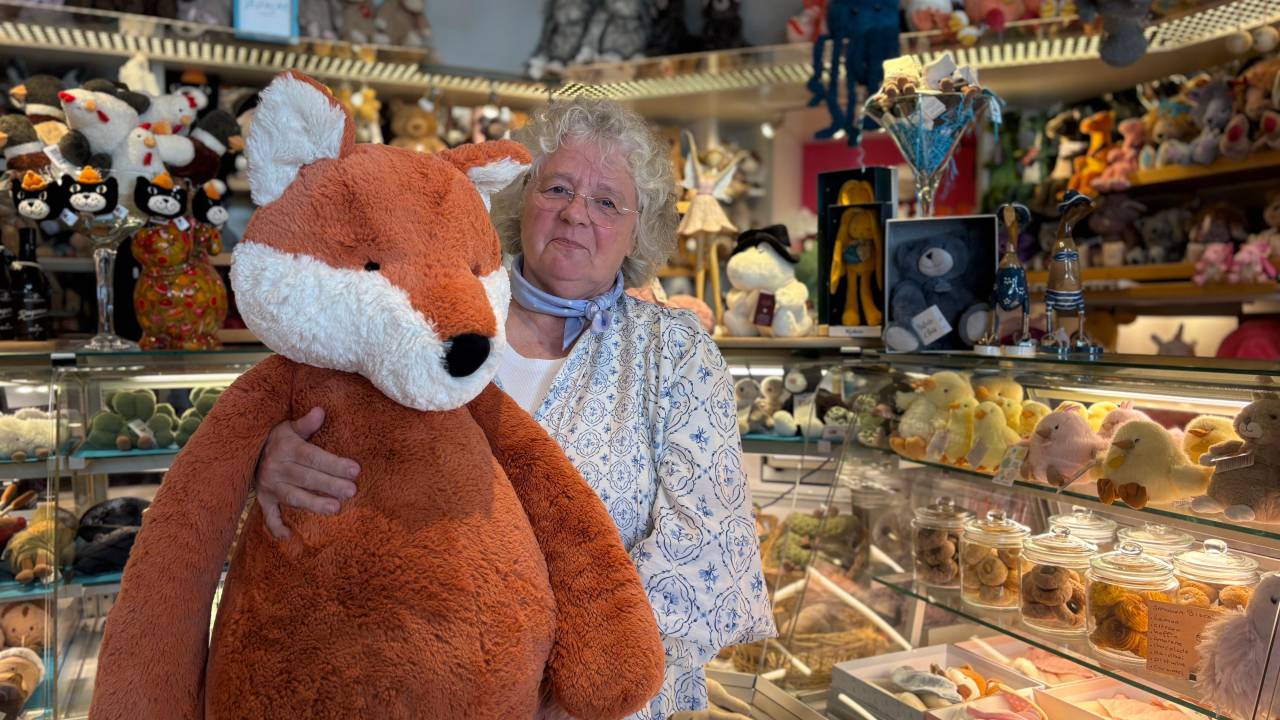 Anita in de voormalige bakkerij tussen de knuffels (foto: Pieter Soethout).