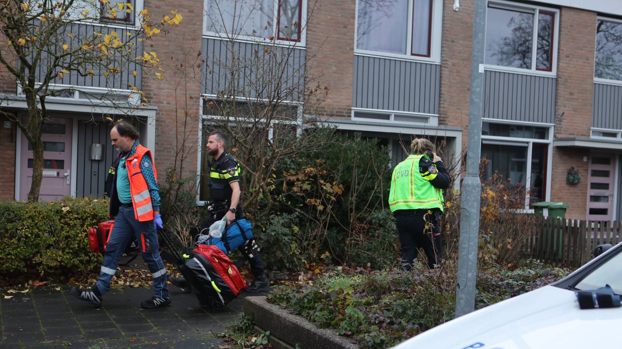 Politie en ambulance waren op de melding van de steekpartij in Den Bosch afgekomen (foto: Bart Meesters/Meesters Multimedia/SQ Vision).