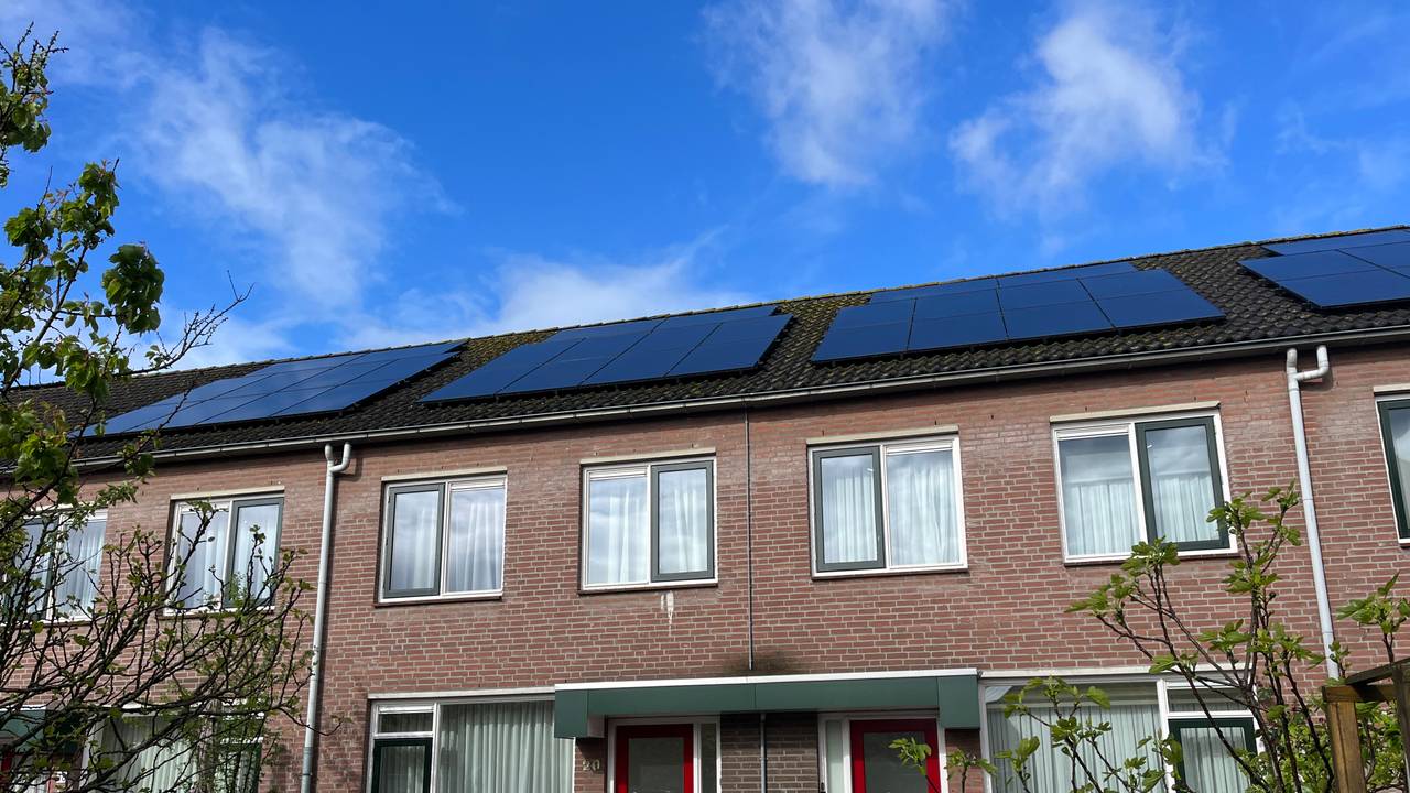 Bewoners van 15 huizen in De Muntel moeten zonnepanelen na maanden van hun dak laten halen (foto: Megan Hanegraaf).