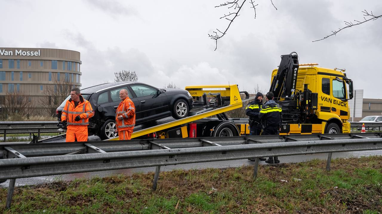Na het ongeluk werd ook een bergingsbedrijf ingeschakeld (foto: Iwan van Dun/SQ Vision Mediaprodukties).