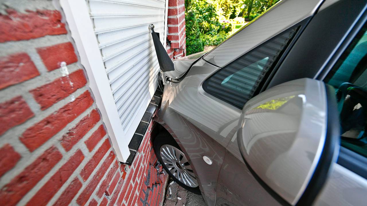 Het ging mis toen de bestuurster de rouwauto achteruit wilde rijden (foto: Rico Vogels/SQ Vision).