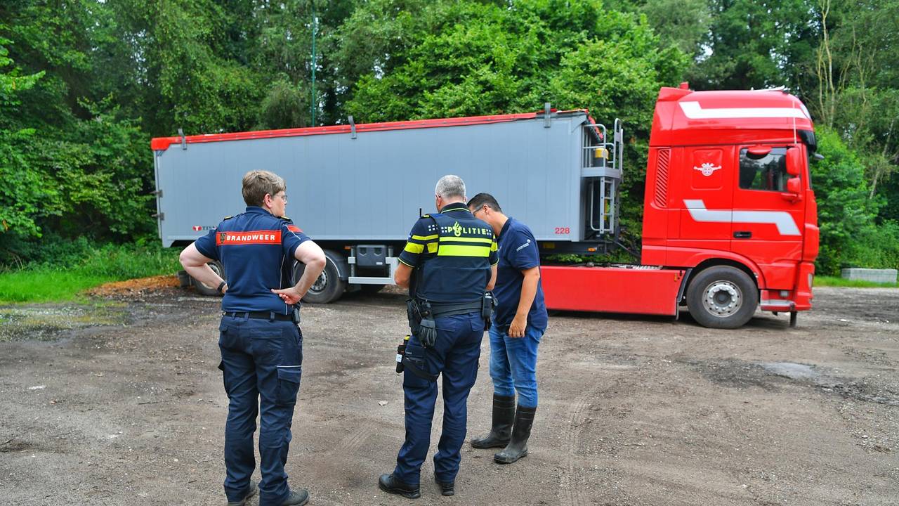 Vanwege de twee vrachtwagens kwamen de politie en de brandweer naar de Muggenberg in Heeze (foto: Rico Vogels/SQ Vision).
