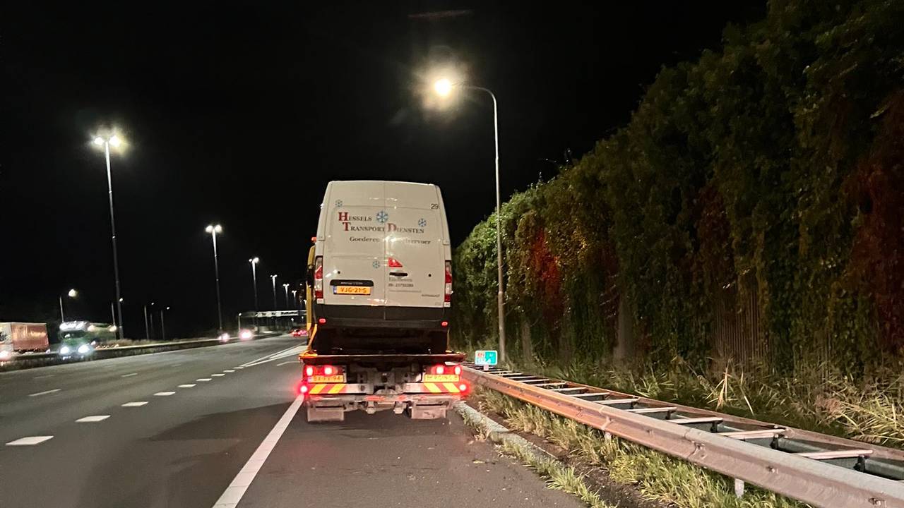 De bestelbus strandde op de A2 bij Liempde (foto: X/Weginspecteur Robert).