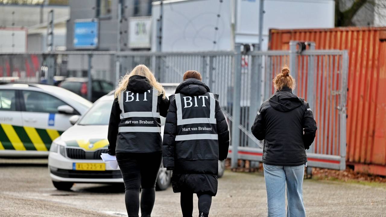Medewerkers van het Bestuurlijk Interventieteam (BIT) Hart van Brabant op inspectie (foto: SQ Vision).