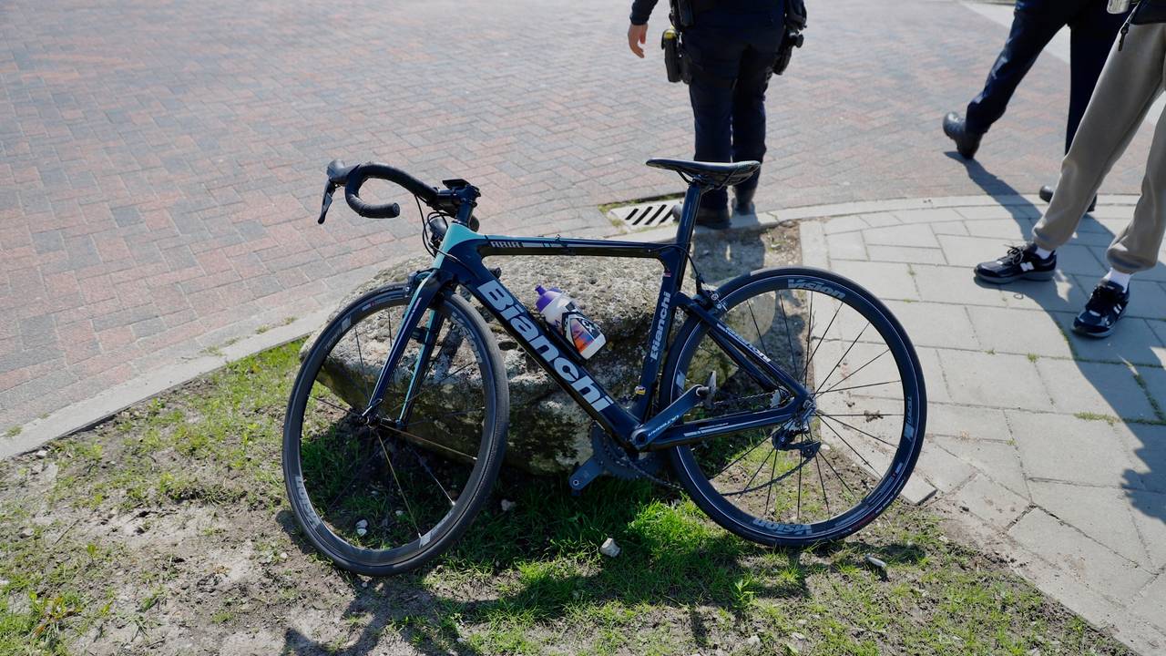 De automobiliste zou de wielrenner over het hoofd hebben gezien tijdens het oversteken (foto: SK-Media).