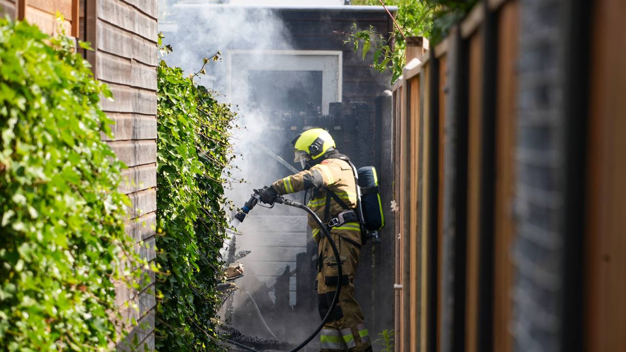 De brandweer probeerde de schade te beperken (foto: Gabor Heeres/SQ Vision).