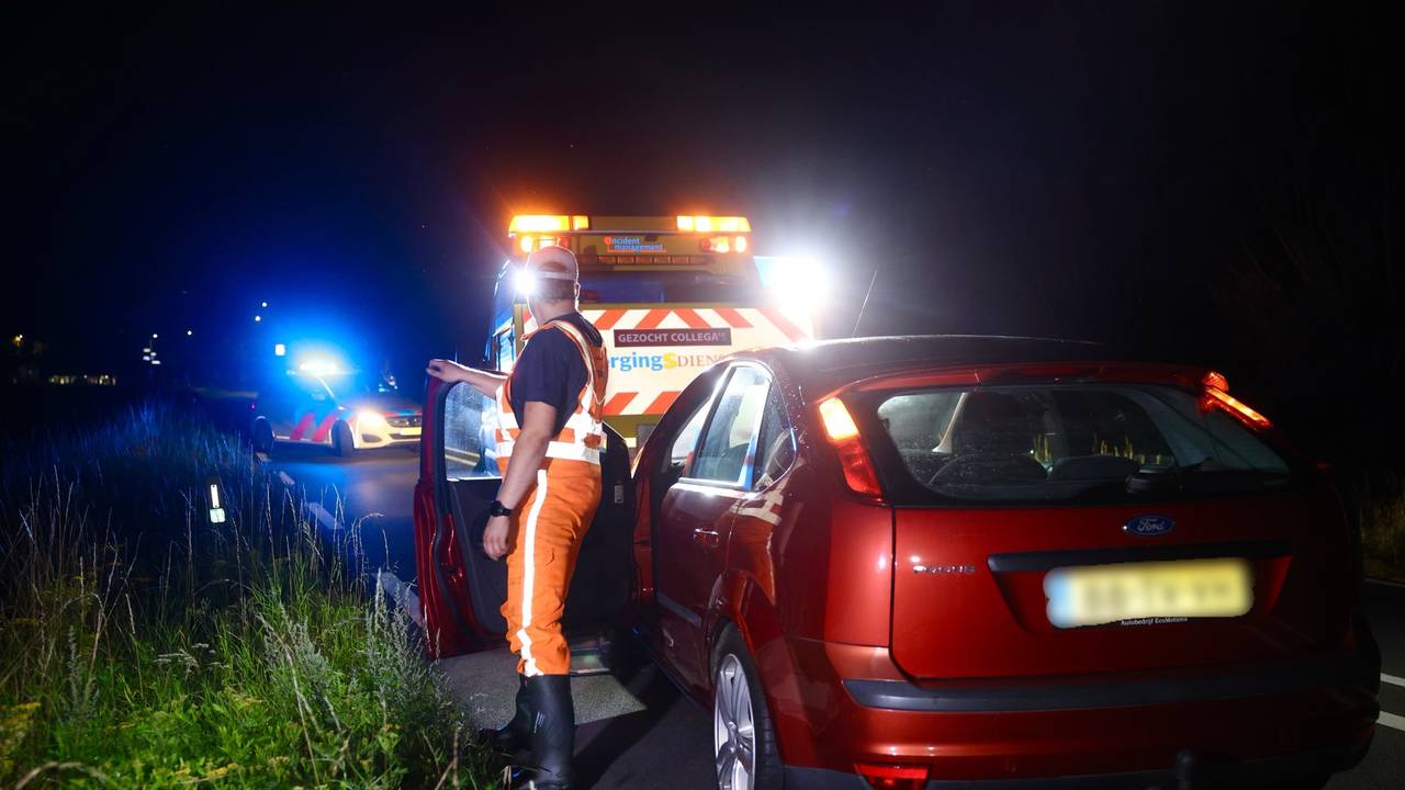 Een berger haal de de auto uit de sloot (foto: Sander van Gils/SQ Vision).
