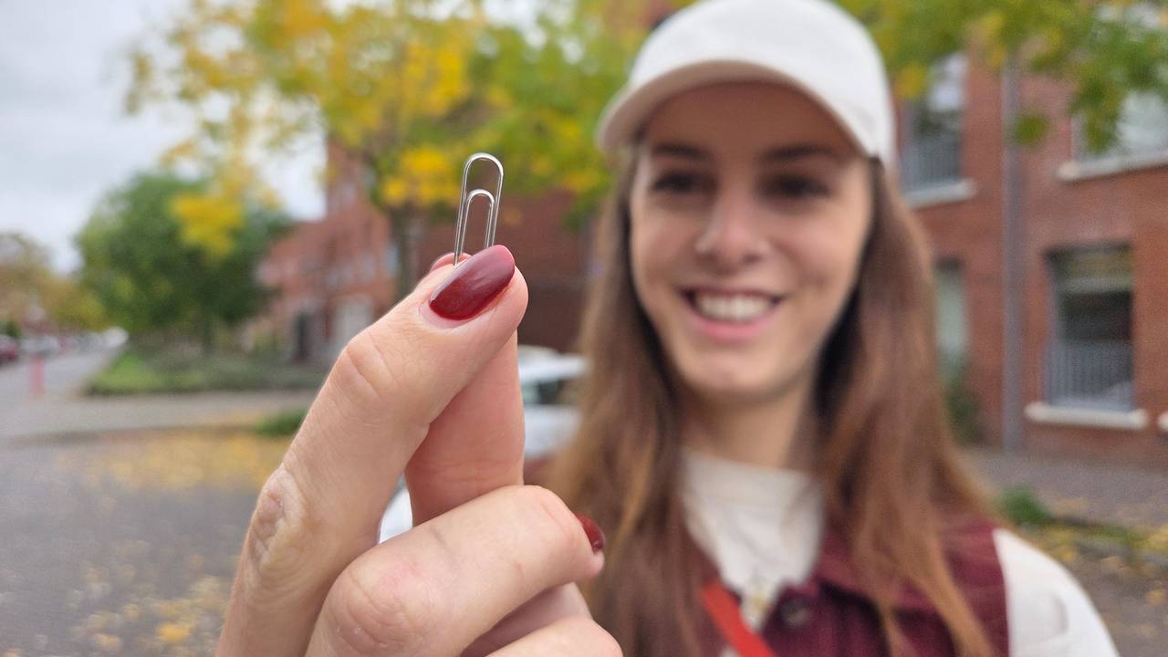 Emma (29) is bezig met ruilhandel: van een paperclip naar een huis (foto: Noël van Hooft).