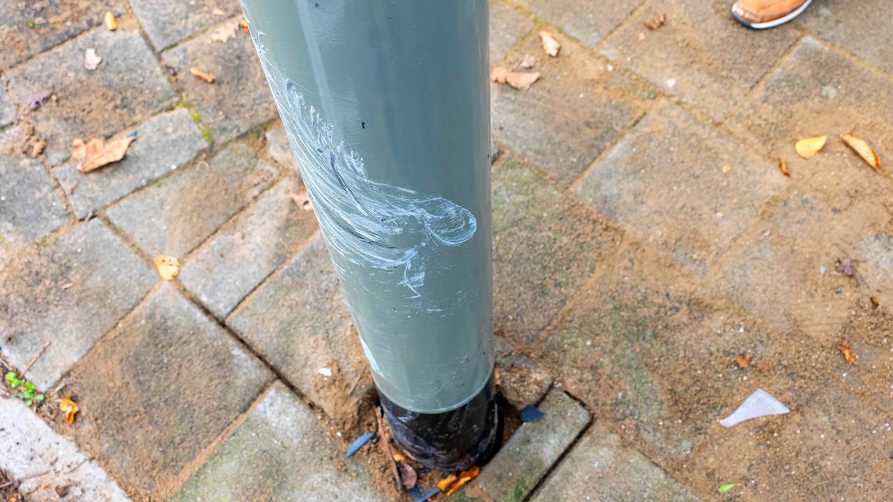 Man opgepakt na botsing met lantaarnpaal (foto: Gabor Heeres/SQ Vision).