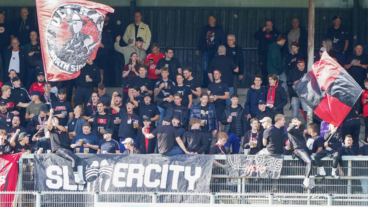 De spelers gaan deze supporters compenseren (foto: Orange Pictures).