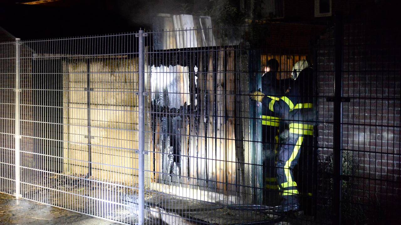 De schutting was niet meer te redden (foto: Perry Roovers/SQ Vision).