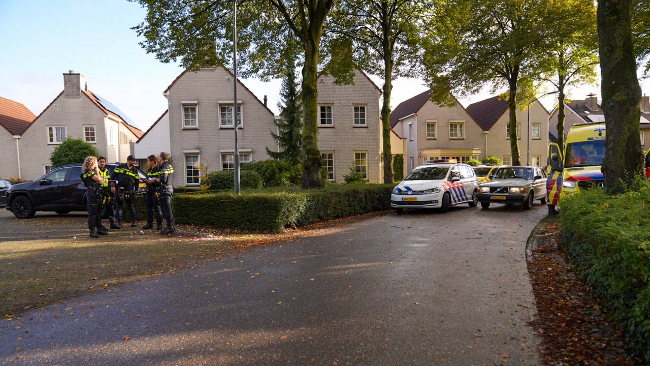 Agenten overleggen met elkaar (foto: Harrie Grijseels/SQ Vision).