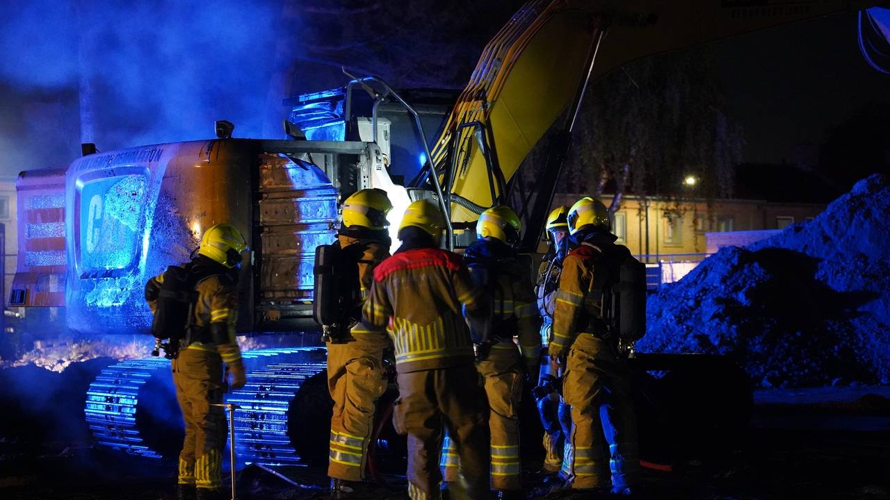 Hoe de brand in de graafmachine in Rijen kon ontstaan, wordt onderzocht (foto: Jeroen Stuve/SQ Vision).