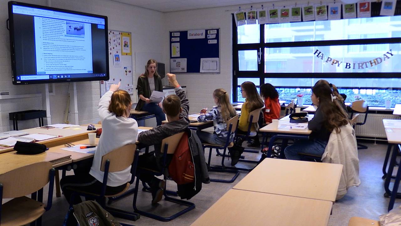 Juffrouw Silvie en de leerlingen praten over drones. (Foto: Omroep Brabant)