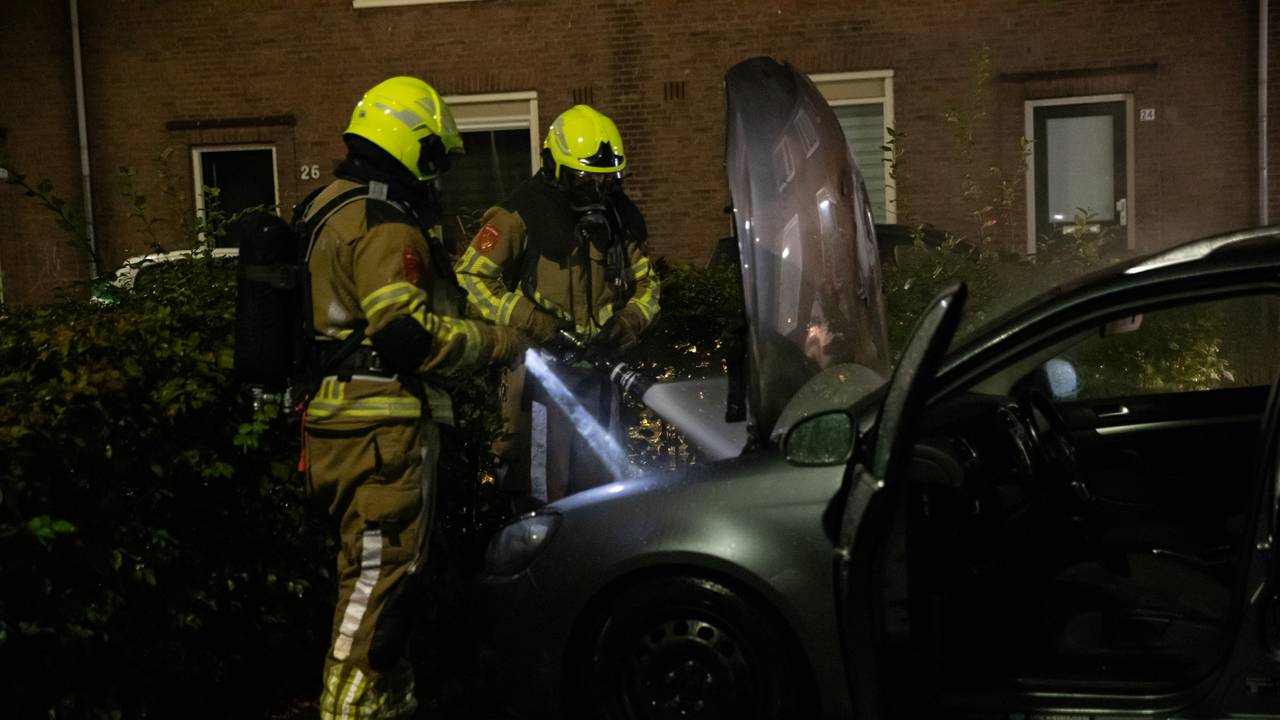 De brandweer probeert te redden wat er te redden valt (foto: Christian Traets/SQ Vision).