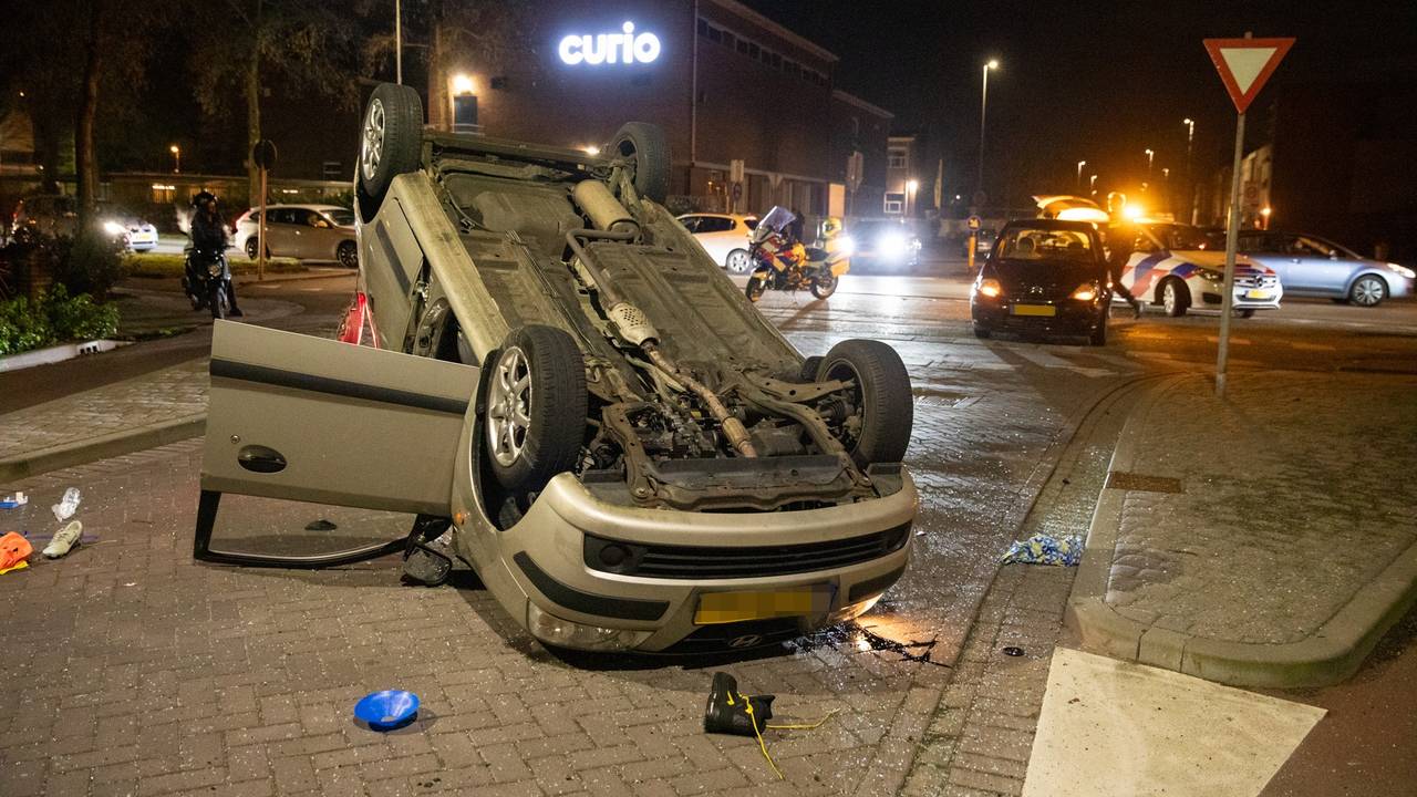 polonaise van autos in de file • auto over de kop na botsing.