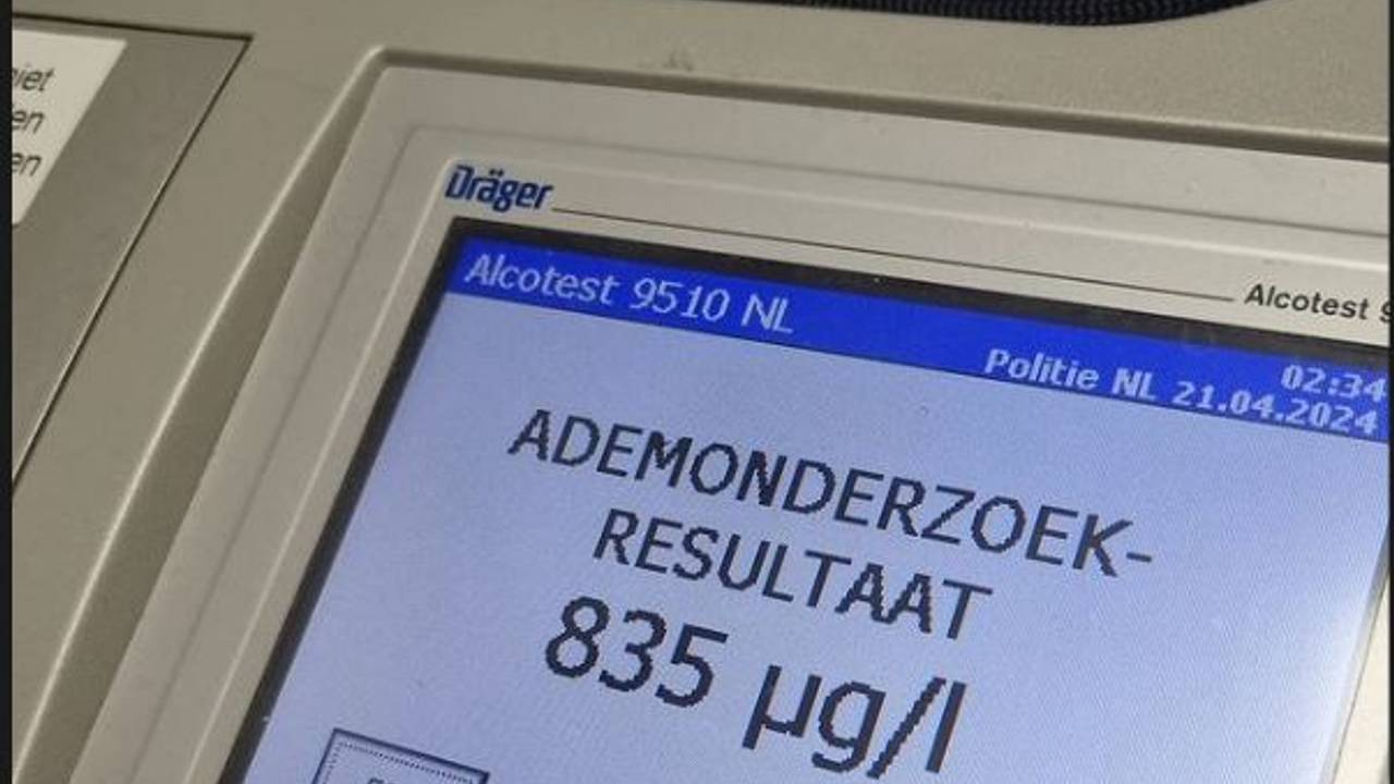 De beginnende automobilist had een alcoholpromillage van bijna 1,95 (foto: Instagram wijkagenten Etten-Leur).