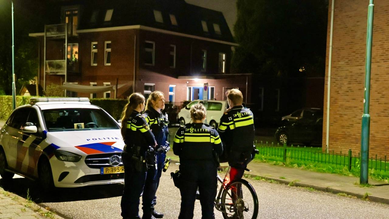 De politie doet onderzoek aan het Mariaplein in Cuijk (foto: SK-Media).