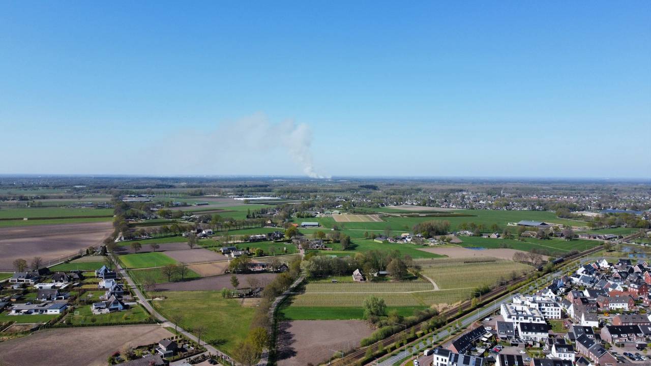 In Berkel-Enschot is de rook te zien (foto: Leon Mastenbroek).