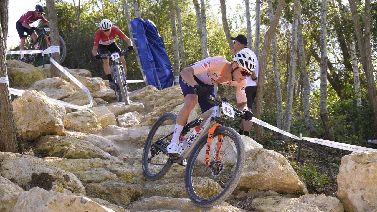 Mathieu van der Poel aan het mountainbiken in Frankrijk (foto: Papon Bernard/ANP)
