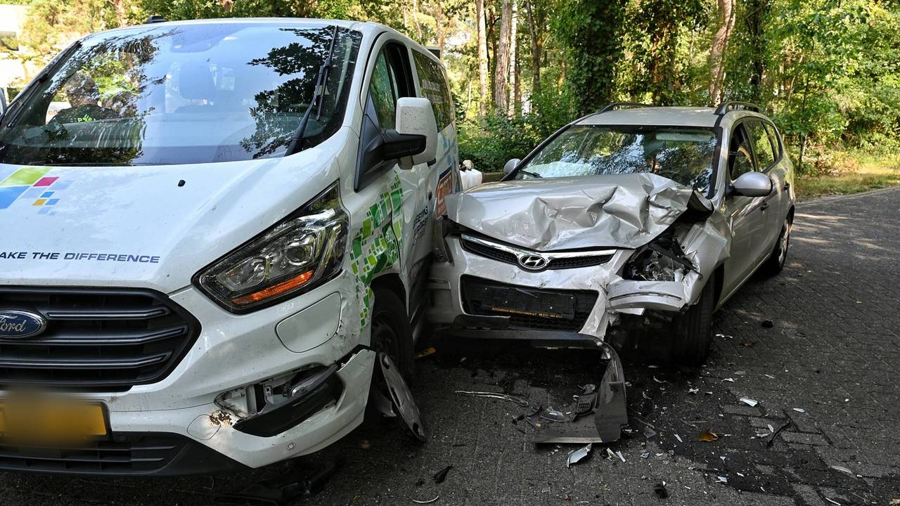 De zwaar beschadigde voertuigen (foto: Toby de Kort/Persbureau Heitink).