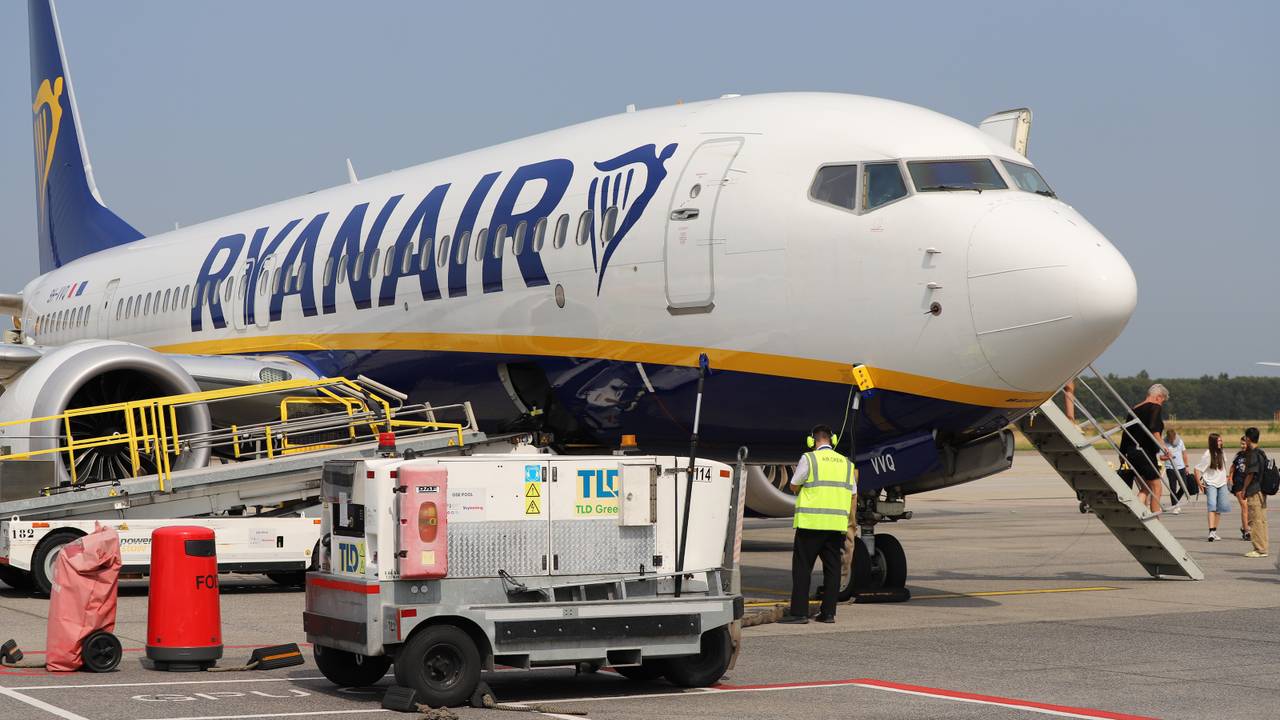 Een toestel van Ryanair op het platform van Eindhoven Airport (foto: Collin Beijk)