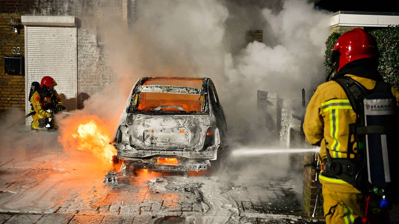 De brandende auto in Valkenswaard (foto: Rico Vogels/SQ Vision Mediaprodukties).