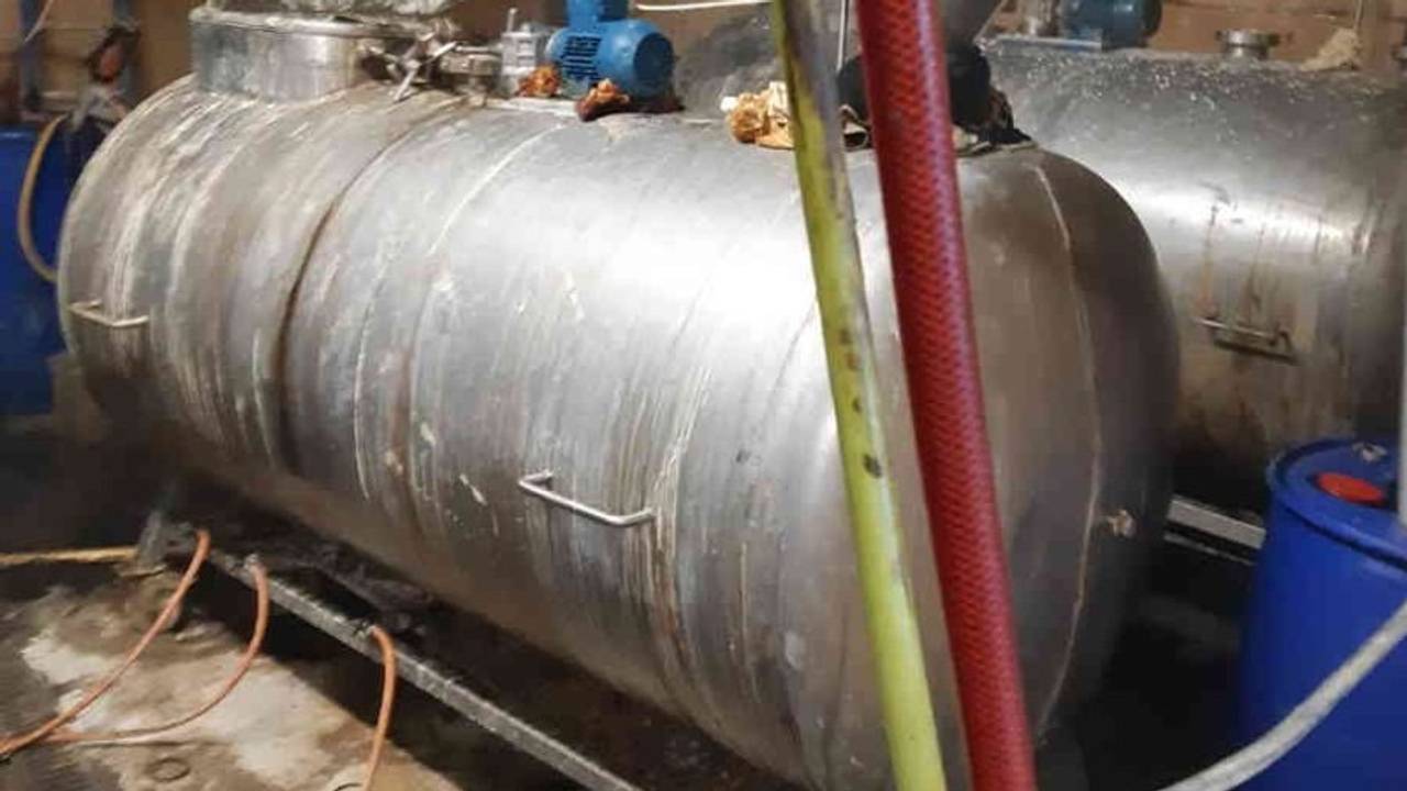 De twee drugsketels in Neerkant van ieder 1600 liter (foto: Politie)