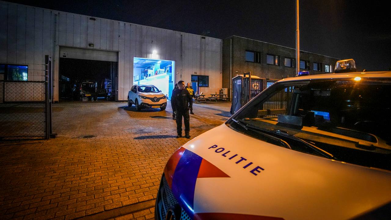 Agenten bewaken het drugslab in Eindhoven (foto: SQ Vision).