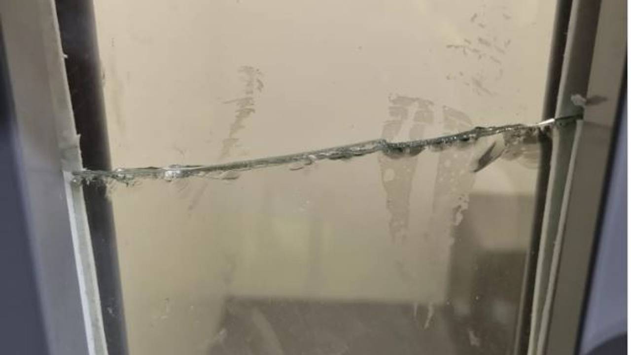 De man was zo boos dat agenten hem meenemen, dat hij de deur van een cel vernielde (foto: Instagram politie Roosendaal).