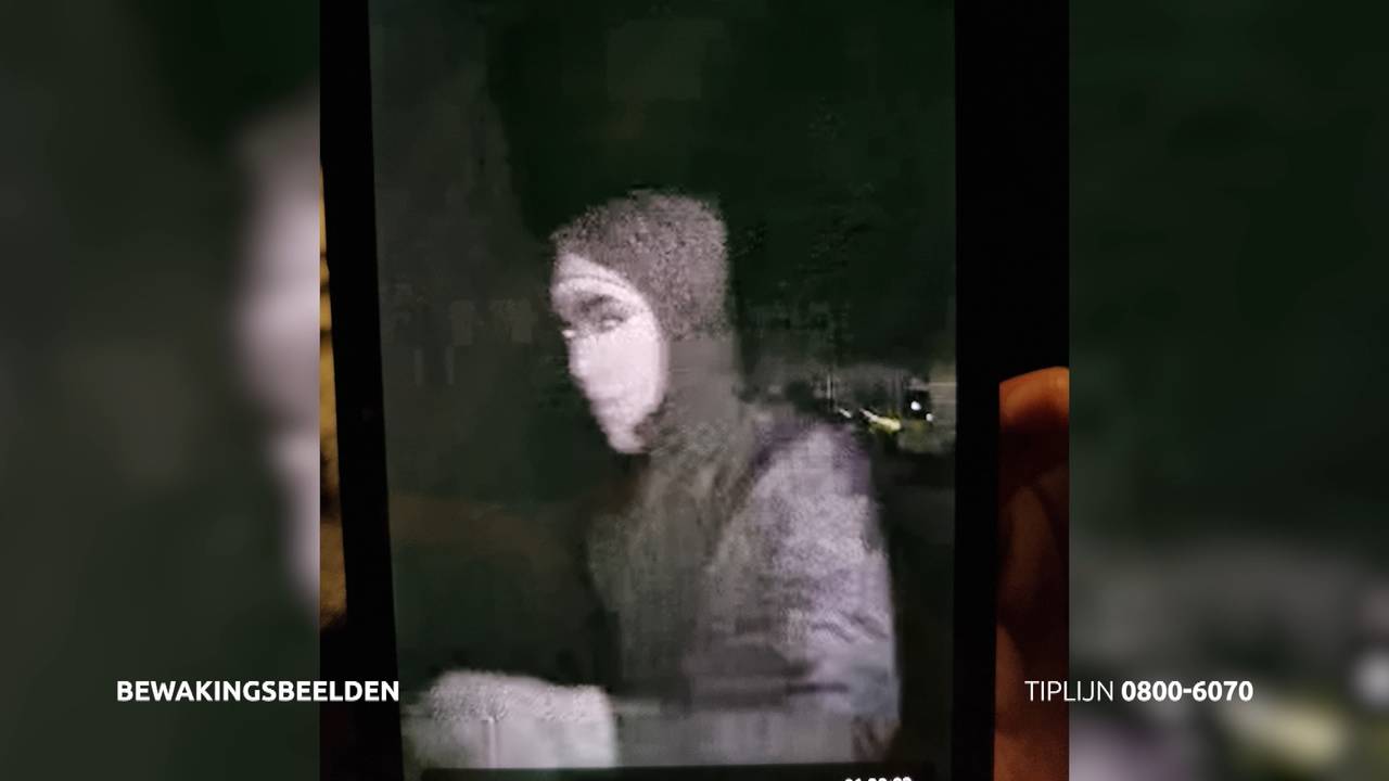 Door masker onherkenbare man plaatst vuurwerkbom.