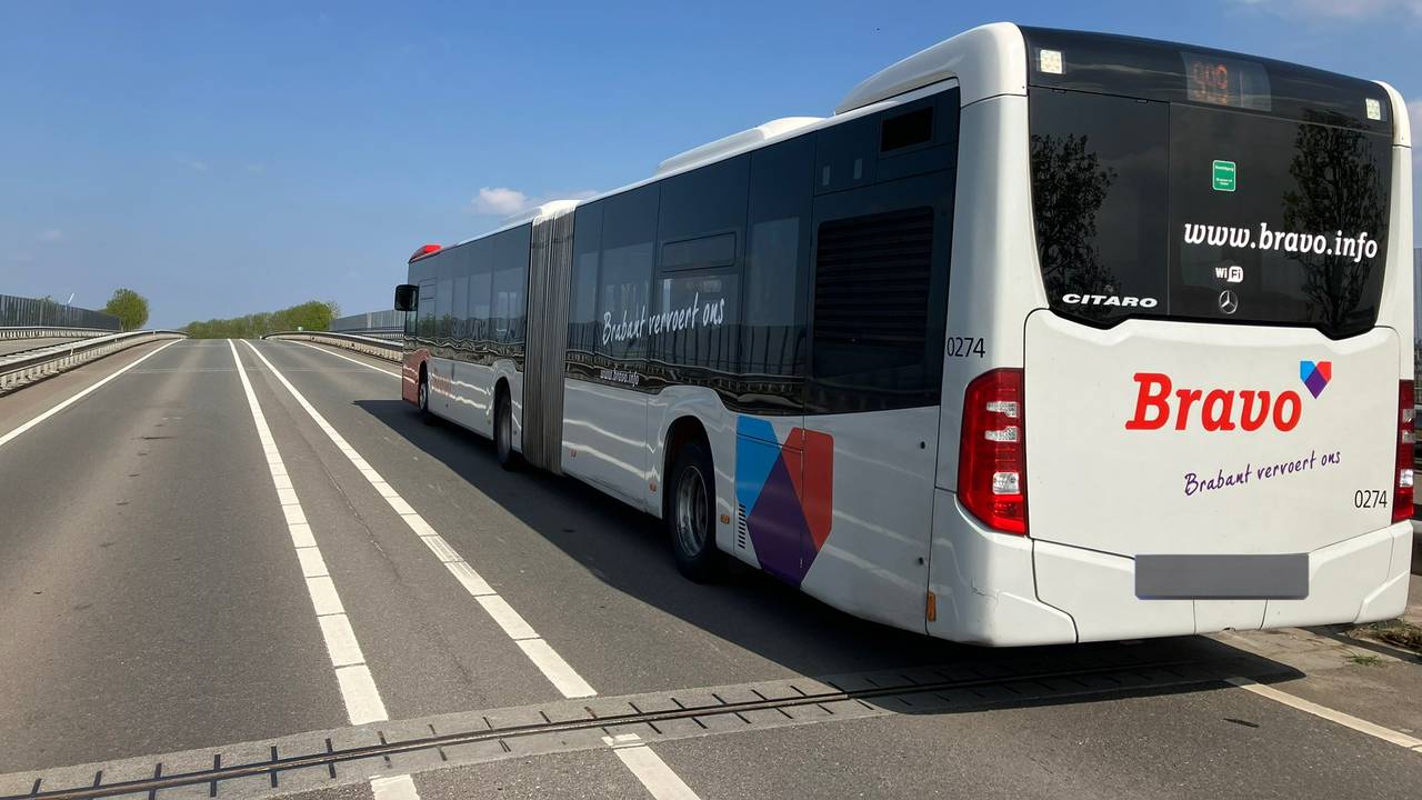 De bus staat midden op de rijbaan van het viaduct (foto: Weginspecteur Sven)