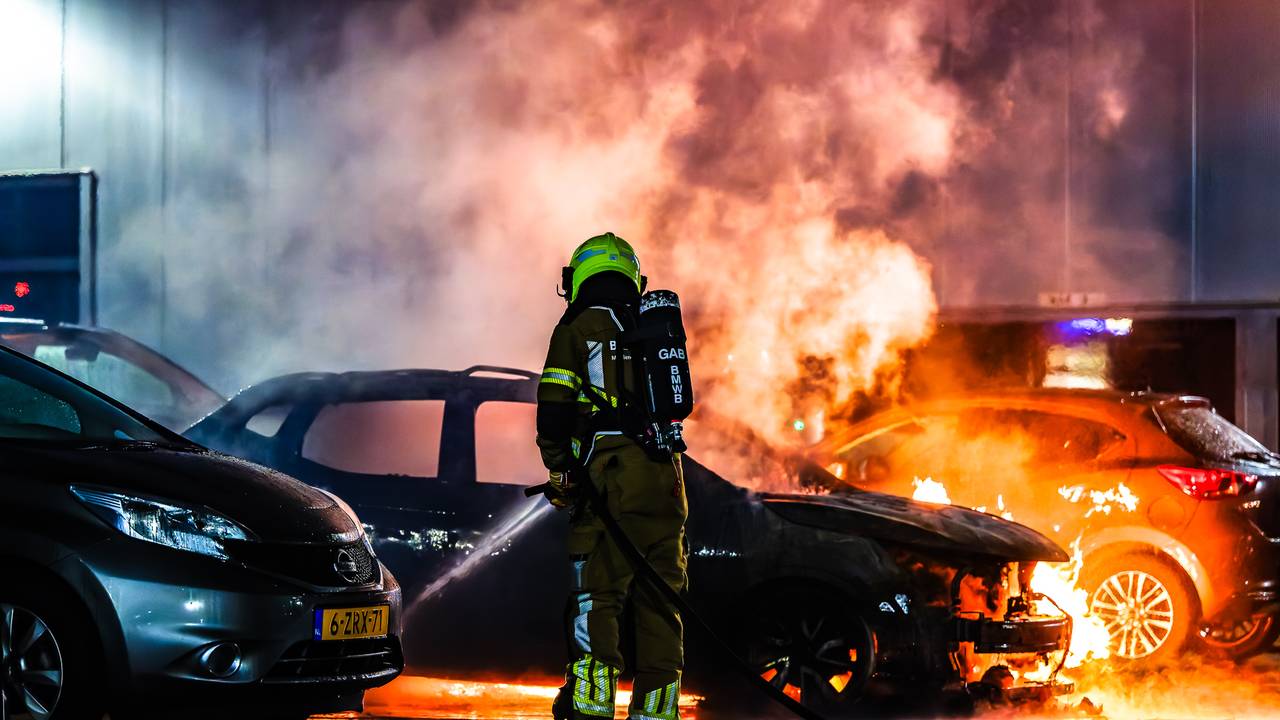 Van de auto bleef weinig over (foto: Jack Brekelmans/SQ Vision).