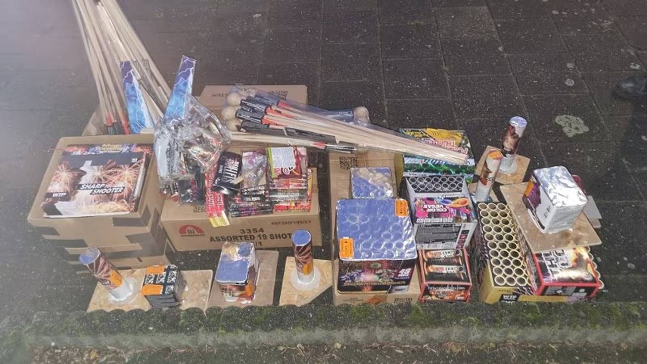 Het in Roosendaal gevonden vuurwerk bestond uit consumenten – en professioneel vuurwerk (foto: politie).