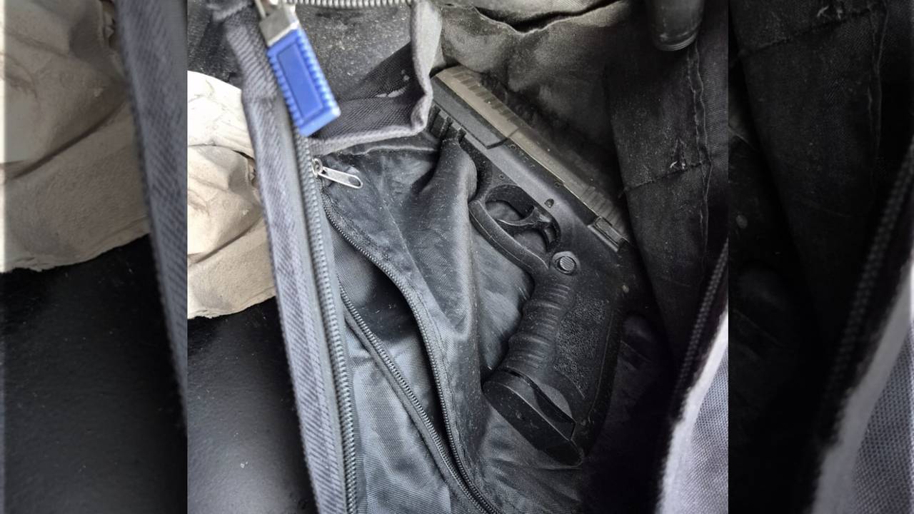 Het geladen wapen dat werd gevonden (foto: Instagram Verkeerspolitie Oost-Brabant).