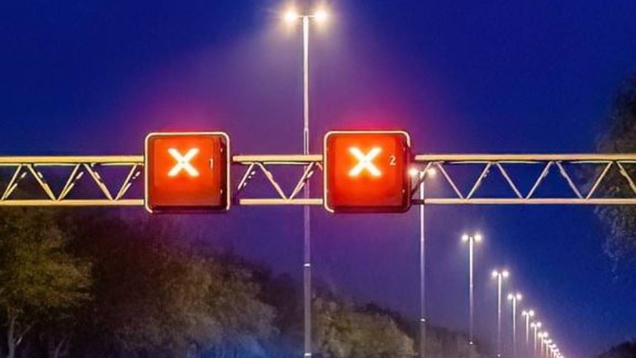 Rode kruizen boven de A2 (foto: Instagram wijkagent Den Bosch-centrum).