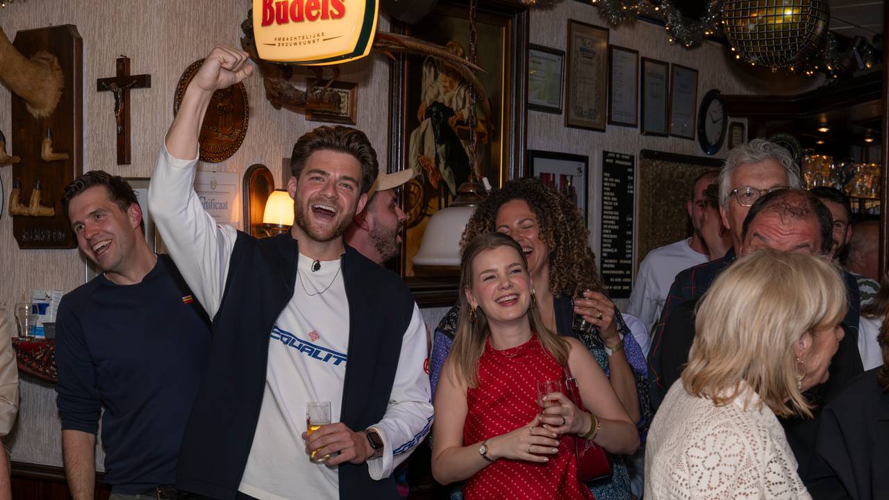 Frank van Leeuwen juicht om zijn overwinning in café De Sport in Budel-Schoot (foto: Cranendonck24 / Ron Frenken).