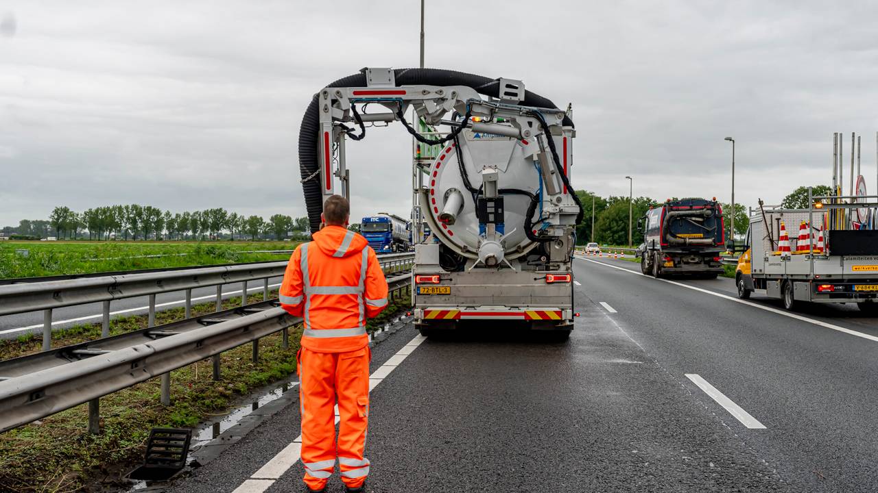 Met deze kolkenreiniger werden bladeren en andere troep verwijderd waardoor het water op de A27 beter kon weglopen (foto: Marcel van Dorst/SQ Vision).