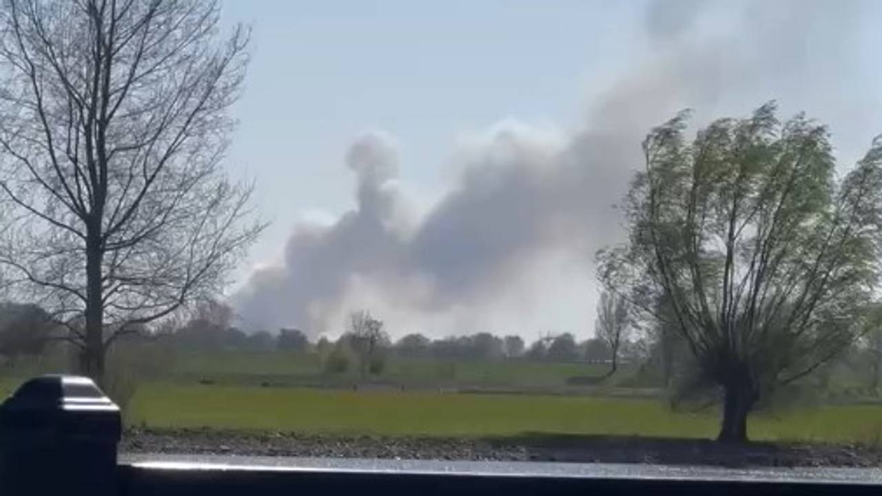 De rookwolken vanuit Wijk en Aalburg (foto: Manon Dekkers).