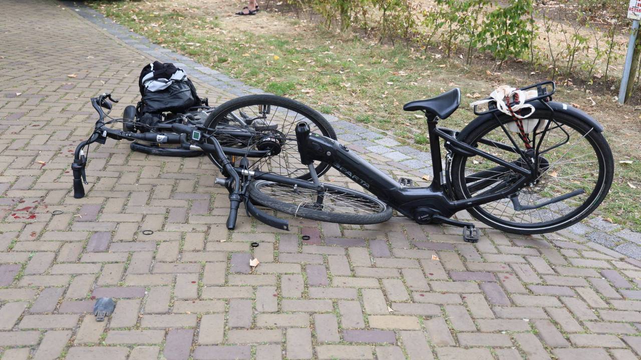 Fietsers botsen op elkaar: met hoofdletsel naar ziekenhuis gebracht