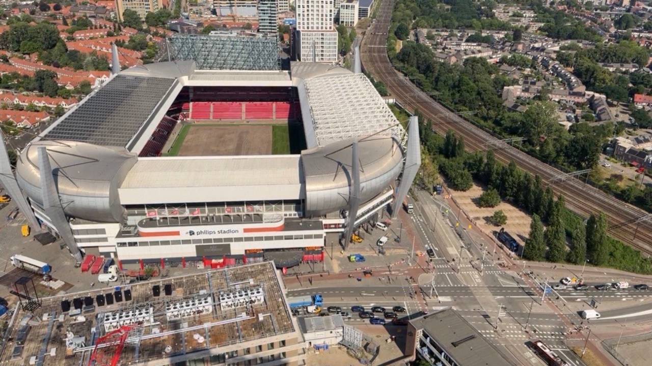 Het Philips Stadion krijgt een nieuwe grasmat (foto: Ruud Ritzen).