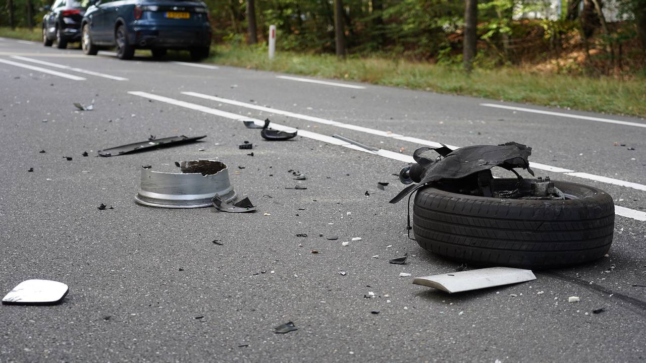 De weg lag bezaaid met brokstukken (foto: Jeroen Stuve/SQ Vision).