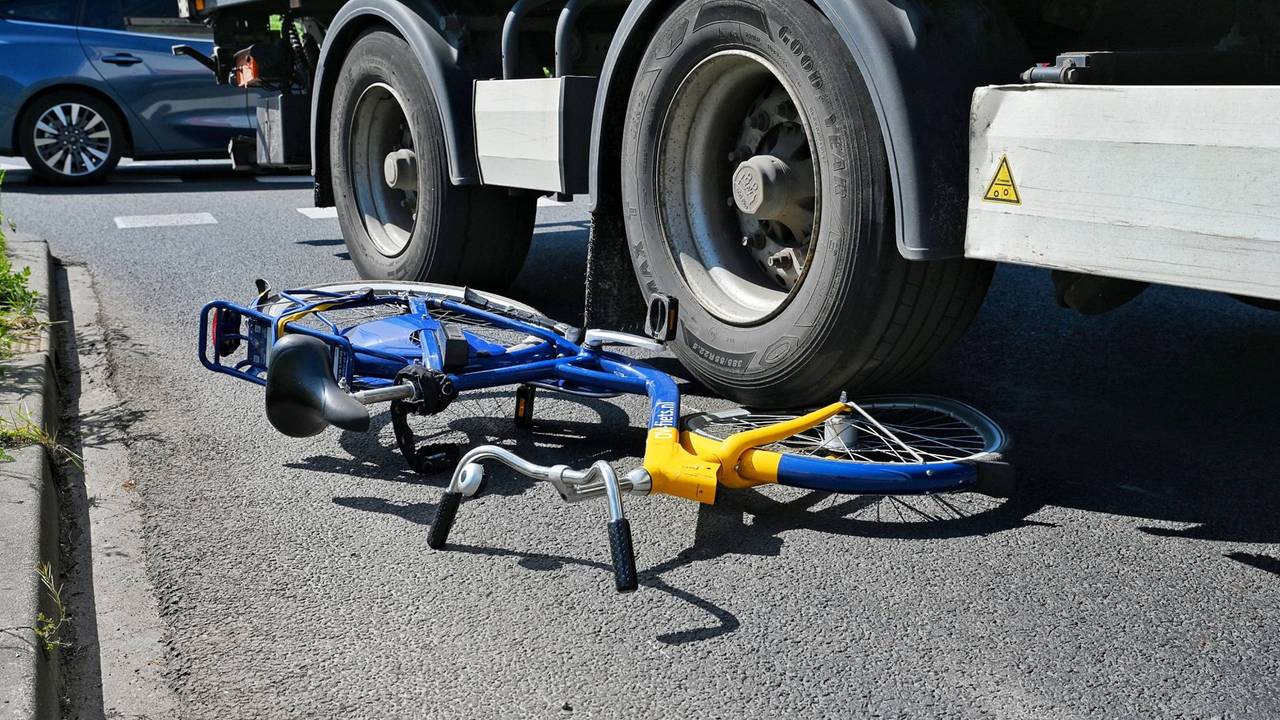 Fietser heeft engelbewaarder: ongedeerd na aanrijding met vrachtwagen.