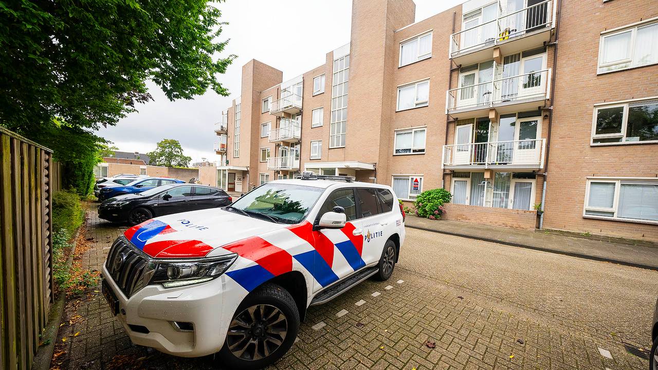 De vrouw werd dood werd gevonden in haar appartement aan de Beethovengaarde in Oss (foto: Gabor Heeres/SQ Vision).